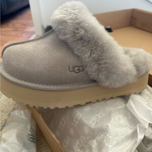 UGG Disquette Slip-On Mule in Light Gray and Brown